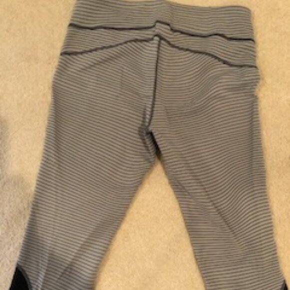 New Balance Achieve Reversible Mid Rise Crop Leggings in Stripes/Solid Gray Sz L - Picture 2 of 7